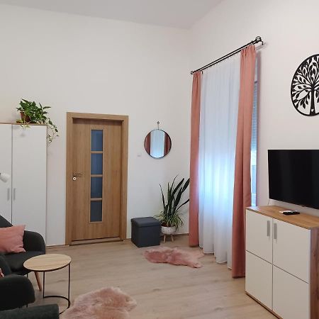 Rad-Var Apartmanhaz เอ็กเกอร์ ภายนอก รูปภาพ