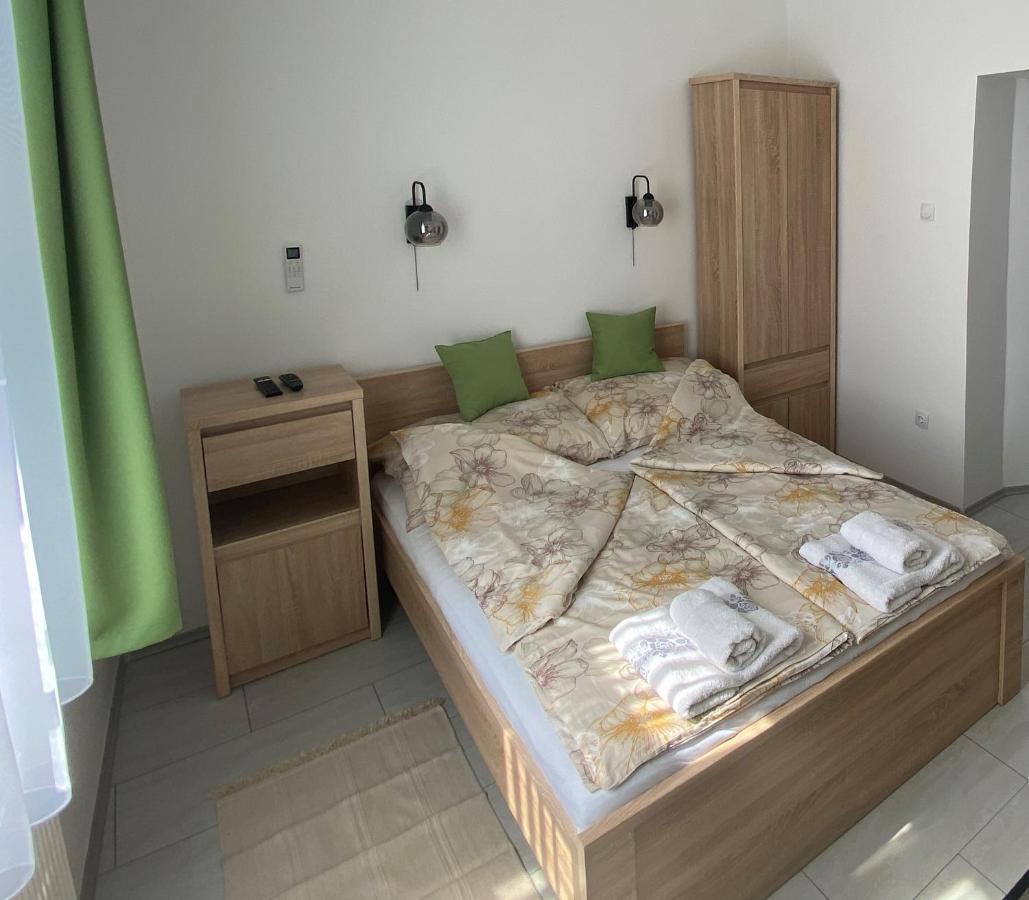 Rad-Var Apartmanhaz เอ็กเกอร์ ภายนอก รูปภาพ