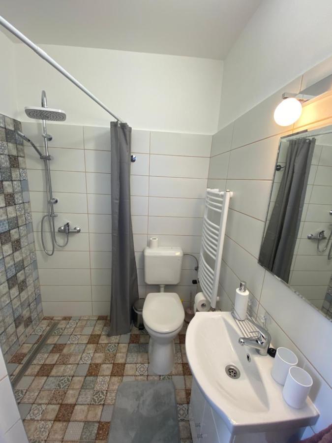 Rad-Var Apartmanhaz เอ็กเกอร์ ภายนอก รูปภาพ