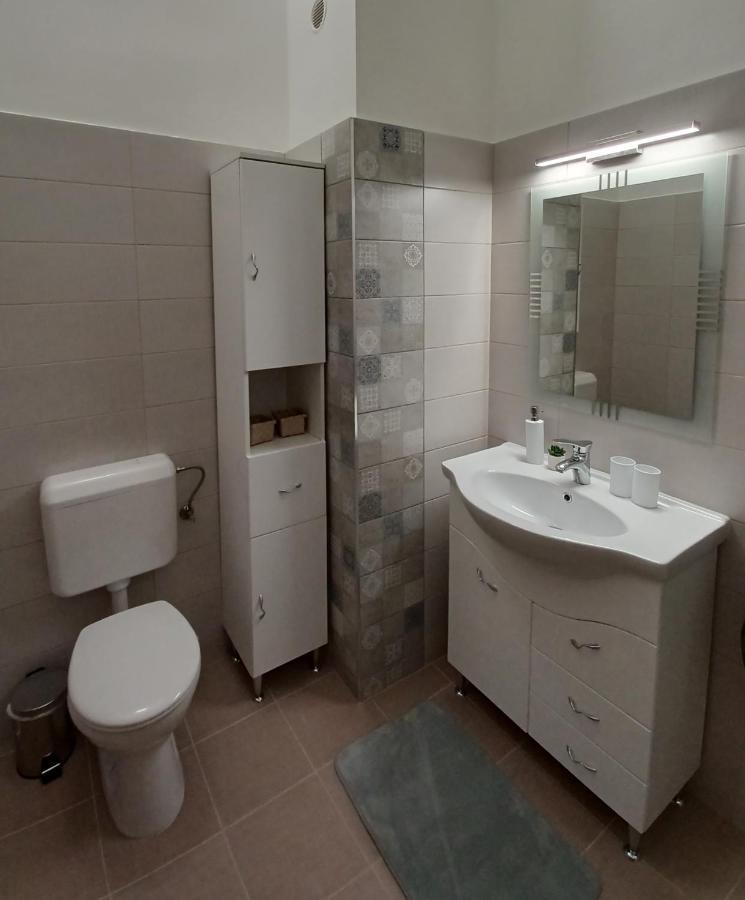 Rad-Var Apartmanhaz เอ็กเกอร์ ภายนอก รูปภาพ