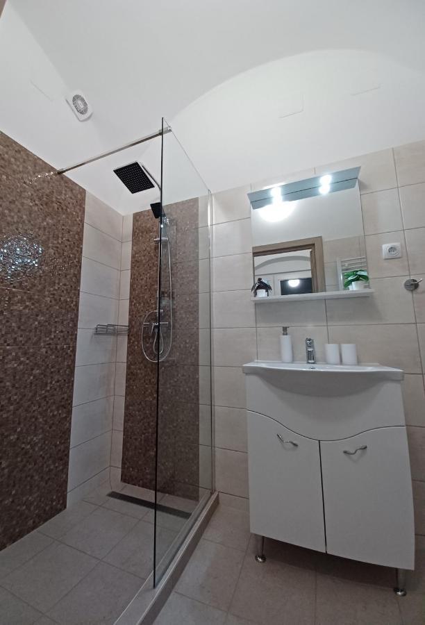 Rad-Var Apartmanhaz เอ็กเกอร์ ภายนอก รูปภาพ